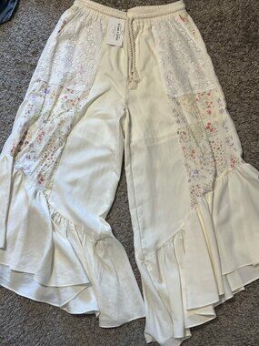 BNWT Outlaws and Gypsies Mellow Floral Patchwork Ruffle Pants - Size Large